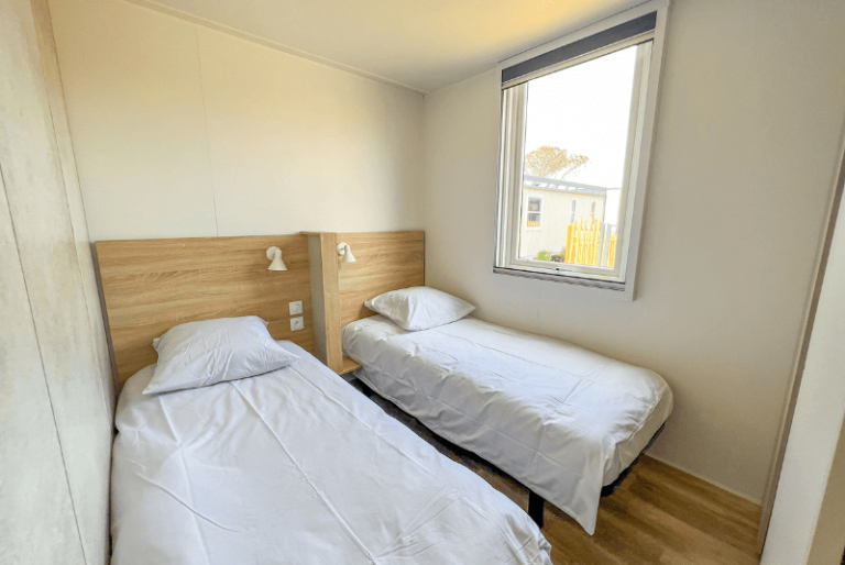 chambre enfant cottage pool camping la clape village.png
