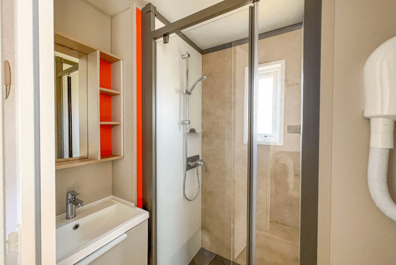 Cottage-pool-salle-de-bain-camping-la-clape-village.png
