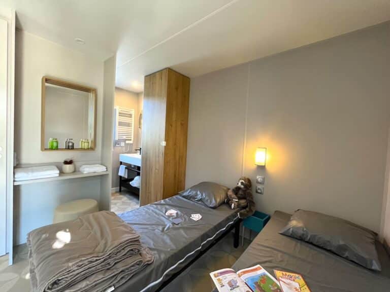 chambre enfants avec salle de bain cottage cocoon camping cap d'agde la clape village