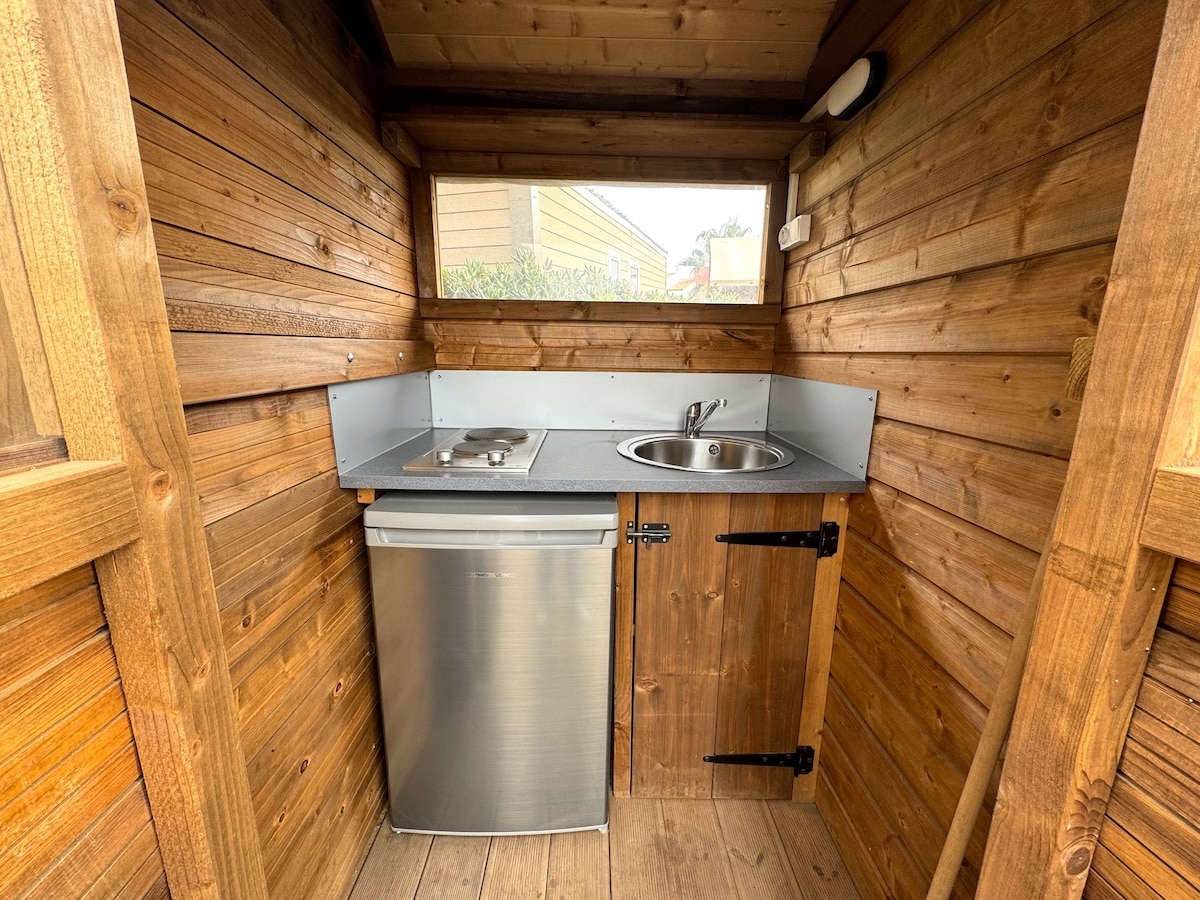 camping cap d'agde la clape village emplacement premium douche fermée coin cuisine frigo plaque de cuisson