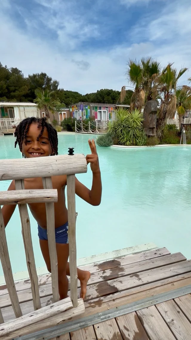 🌴 Direction le quartier Bali à Camping La Clape Village
Ici, les vacances se vivent en mode island vibe 🌊✨
Depuis votre hébergement, accès direct les pieds dans l’eau au lagon de 1600m² 💦
Palmiers, eau turquoise, soleil & chill absolu… comme un air de Bali au Cap d’Agde 🌺☀️

#LaClapeVillage #CapdAgde #campingsudfrance