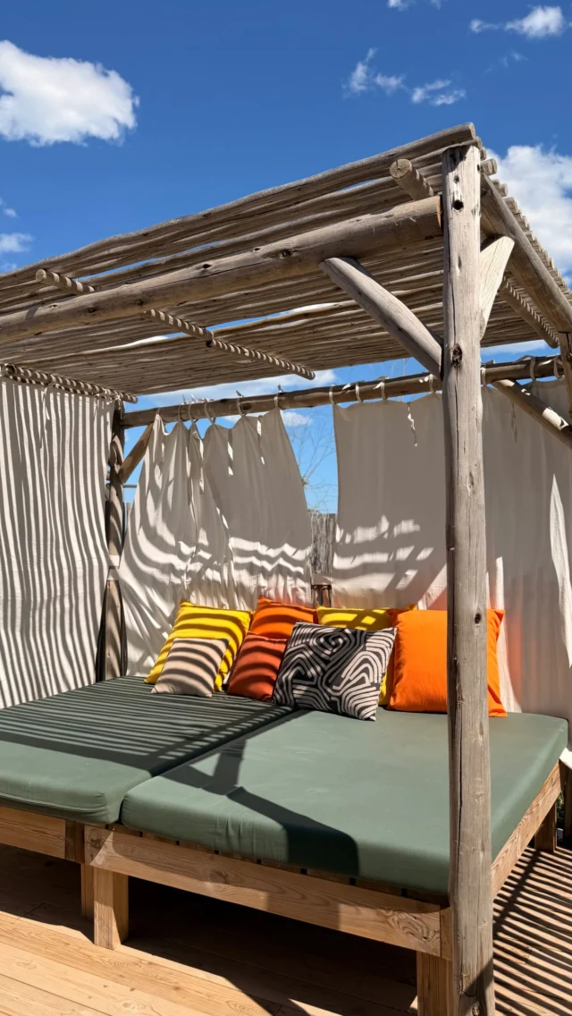 ✨ Découvrez le Seaview Famille à La Clape Village 🌊

Un hébergement pensé pour vivre des vacances premium en famille, entre confort, élégance et douceur méditerranéenne ☀️

🛏️ 2 chambres tout confort
🫧 Jacuzzi privatif sécurisé
🌅 Vue mer exceptionnelle
🍴 Cuisine entièrement équipée
🛎️ Services hôteliers inclus : draps, serviettes, lits faits à l’arrivée…

Le tout dans l’univers éco-chic de La Clape Village, où chaque détail est pensé pour partir l’esprit léger et profiter pleinement ✨

Et vous… vous vous voyez déjà dans le jacuzzi face à la mer ? 👀🌴

#CampingDeLuxe #CapDAgde #VacancesPremium