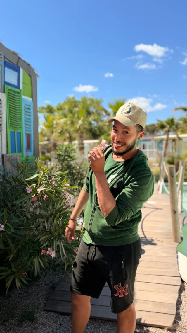 Chez La Clape Village 5⭐️, l’éco-chic se vit au quotidien.
Entre nature préservée, design inspiré du littoral méditerranéen et attention portée à chaque détail, nos équipes donnent vie à une nouvelle façon de vivre le camping haut de gamme au Cap d’Agde.

Dans ce réel, nous avons posé une question simple à quelques-uns de nos collaborateurs sur le terrain :
✨ « Qu’est-ce qu’un camping éco-chic pour toi ? »

Des réponses sincères, spontanées et inspirées par ce lieu unique entre pinède, douceur de vivre et art de recevoir.

Et pour vous…
🌿 Qu’est-ce qu’un camping éco-chic ?
Nous attendons vos idées avec impatience en commentaire.

#CampingHautDeGamme #CapDAgde #VacancesEnMediterranee