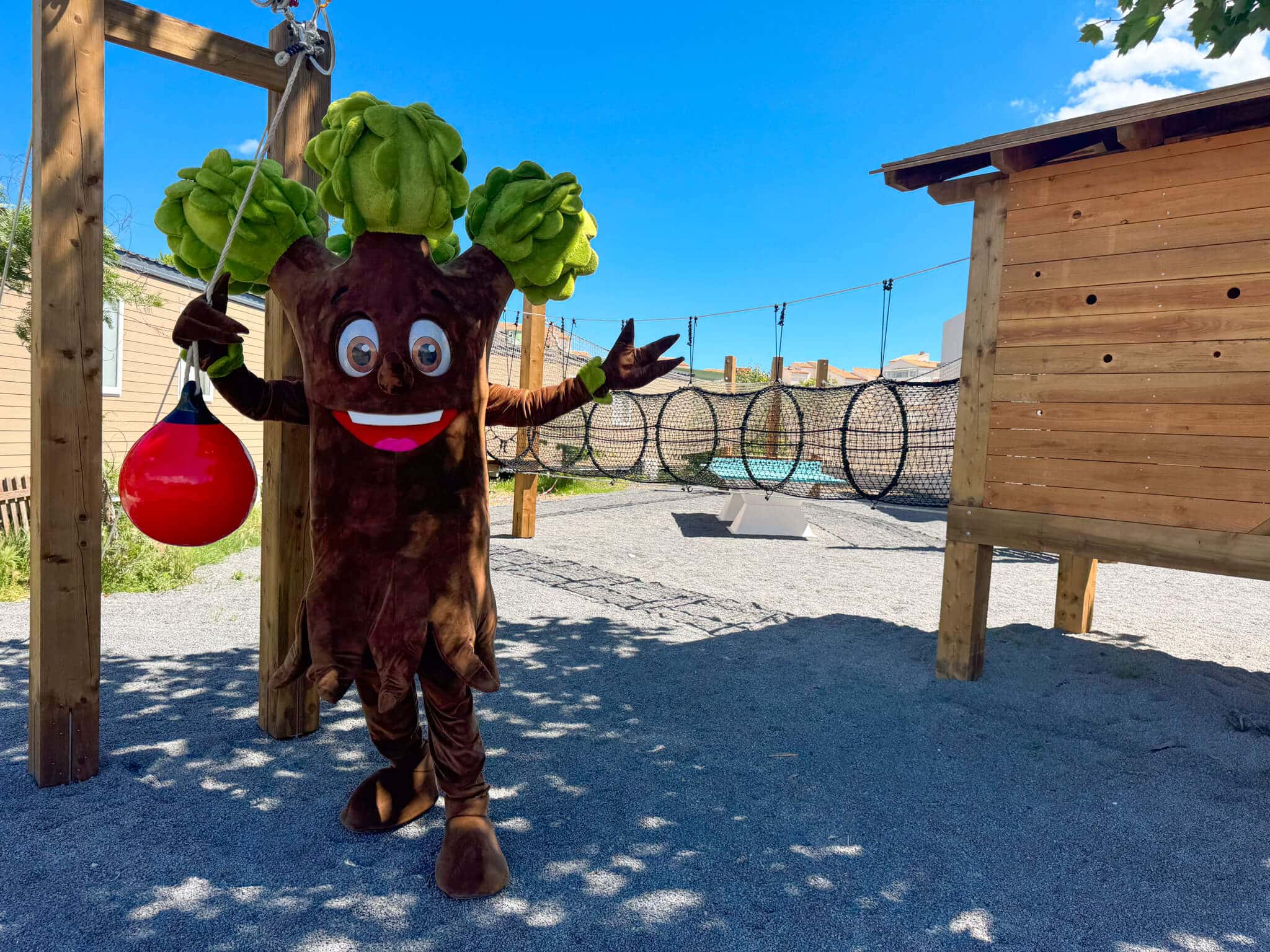 camping-5-etoiles-cap-dagde-mascotte-avec-jeux-pour-enfants.jpg