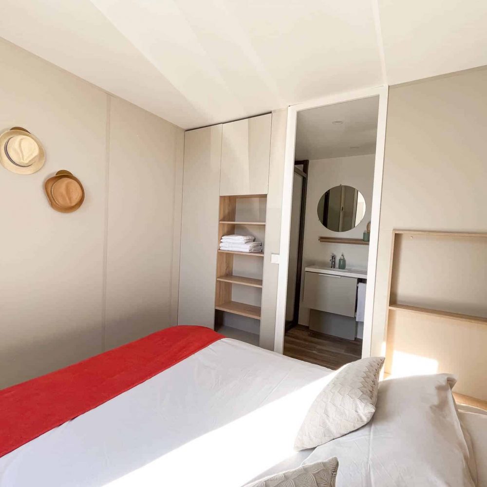 chambre parentale avec salle de bain cottage pool 3 chambres camping cap d'agde la clape village